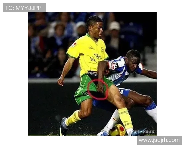 足球明星在赛场上意外搞笑瞬间引发全场爆笑令人忍俊不禁